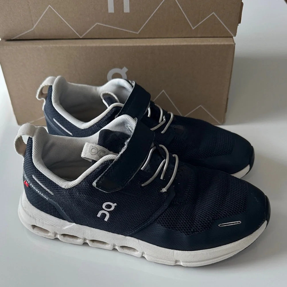 On Running Cloud Play Midnight White Size 3 Kids - Picture 2 of 6